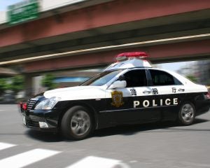あおり運転してきた白い車が「“あおることに必死で”パトカーに気づかず」警察に捕まるまで。一発で免許取消しも、最新の厳罰事情