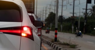 車線変更で「ウインカーを出さない車」と衝突しそうになった！ 時々「面倒だから」と出さない車を見かけますが、警察に捕まると“反則金6000円”ですよね？ ルールを確認