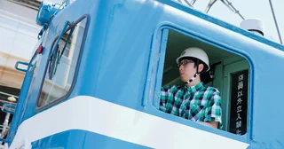 鉄道芸人ダーリンハニー吉川が初めての電気機関車運転に挑戦！「ベテラン車両で難しかったですけど、アナログ感がめちゃめちゃ楽しい！」