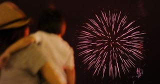 【子連れ花火大会2026】大混雑でも失敗しない！場所選びと事前準備のチェックリスト