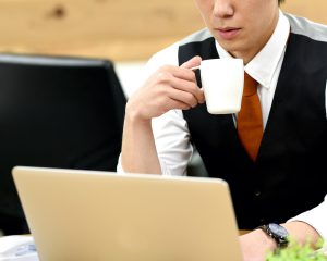 30代で“入れ歯”になってしまう4つの悪習慣。仕事中の摂取で危ないのは？歯科医師が警告