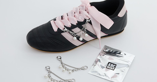 adidas Originalsにサテンリボンがかわいい限定カラースニーカーがお目見え。ABC-MARTでアクセGETも