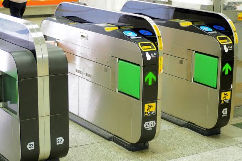 学生同士で「通学定期券」を貸し借りするのはNG？ “正規運賃の3倍の金額”を請求される可能性や、“定期券が無効”になって回収される恐れも!?