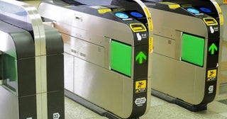 学生同士で「通学定期券」を貸し借りするのはNG？ “正規運賃の3倍の金額”を請求される可能性や、“定期券が無効”になって回収される恐れも!?