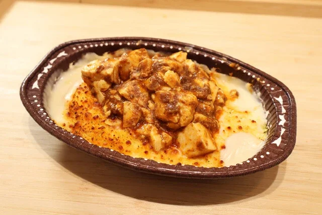 【麻婆ミートドリア】冷凍ミートドリアのミートソースを激辛系の麻婆豆腐にスワッピング！一体感がヤバすぎな斬新激ウマめし＜野島慎一郎のバカレシピ＞