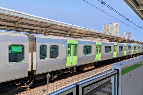入社2年目でまさかの「通勤ルート変更」命令!? JR運賃改定で“安さ優先”の私鉄へ変えなきゃダメ？ 会社に黙って「自腹で以前のルート」を使うと規程違反になる恐れも。損しないための「通勤手当」のルールを確認