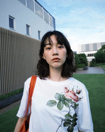  のん 薔薇Tシャツの私服コーデにファン「超キマってる」 