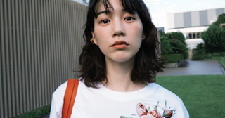  のん 薔薇Tシャツの私服コーデにファン「超キマってる」 