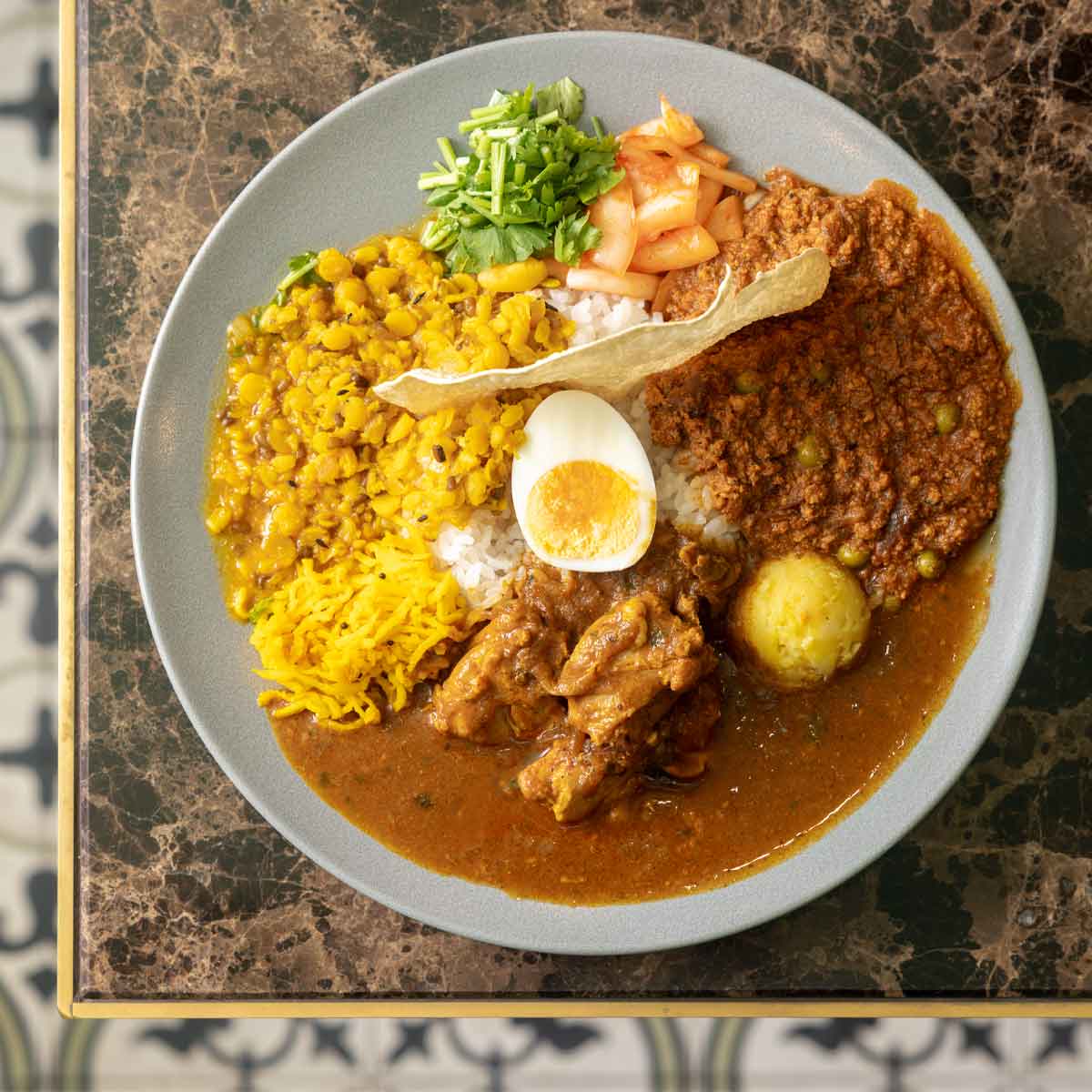 丸の内グルマンのおすすめランチ＆ディナー。ボリューム満点のスパイスカレーと食感が楽しい焼売