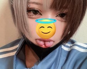 厳格な家で育った“お嬢様”が刺青を入れ、舌先を2つに割ったワケ。祖母からの援助（100万円）で豊胸手術も