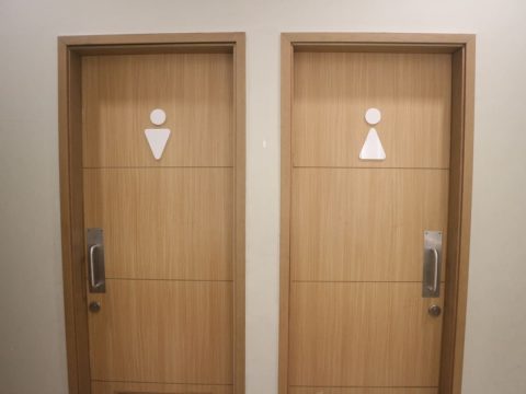 友人の「コンビニのトイレはタダで当然」発言に驚き！ 私はトイレを借りたら「100円以上」買うようにしていますが、借りるだけは“マナー違反”ですよね？ コンビニの「トイレ事情」とは