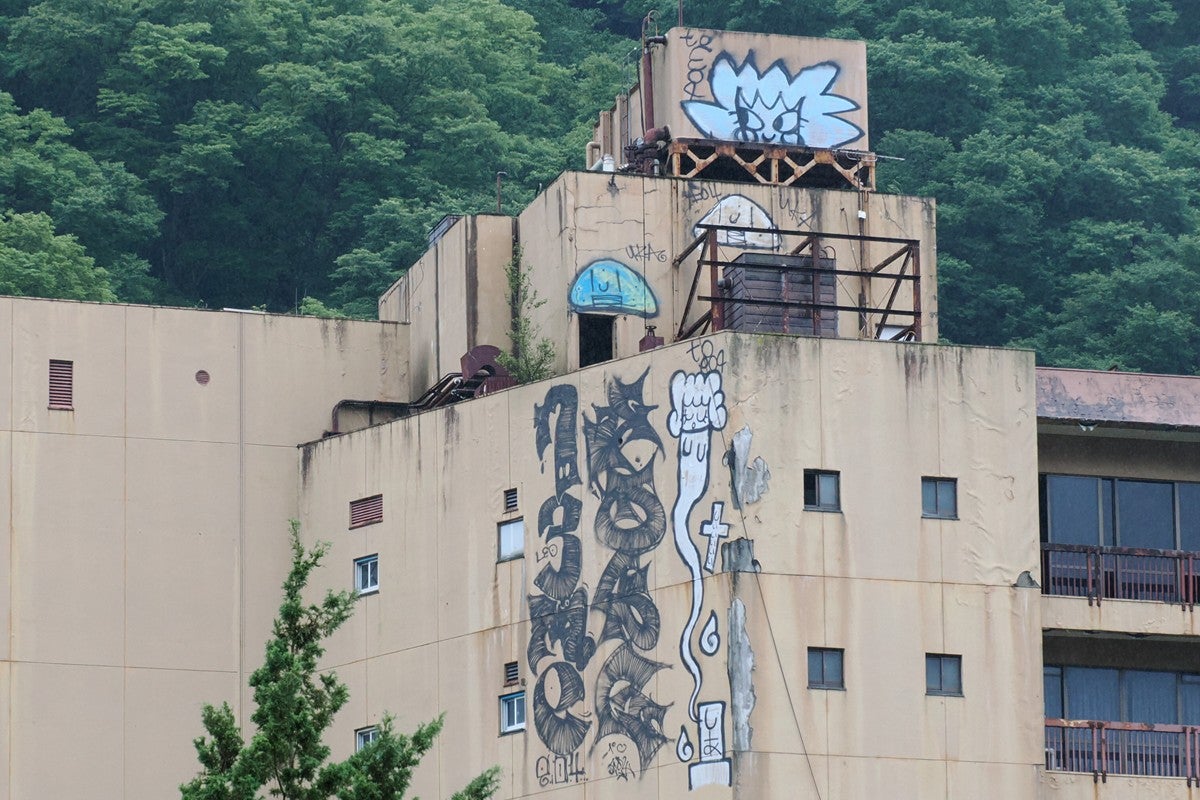 スパイダーマンの仕業？鬼怒川温泉の廃墟ホテル壁面に現れた謎の“巨大落書き”弁護士に聞いた「罪に問われる可能性」