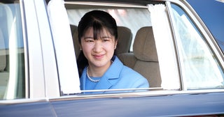 愛子さま初進水式にぴったりの“爽やかコーデ”に絶賛の声、ご到着直前に悪天候から晴れ間が