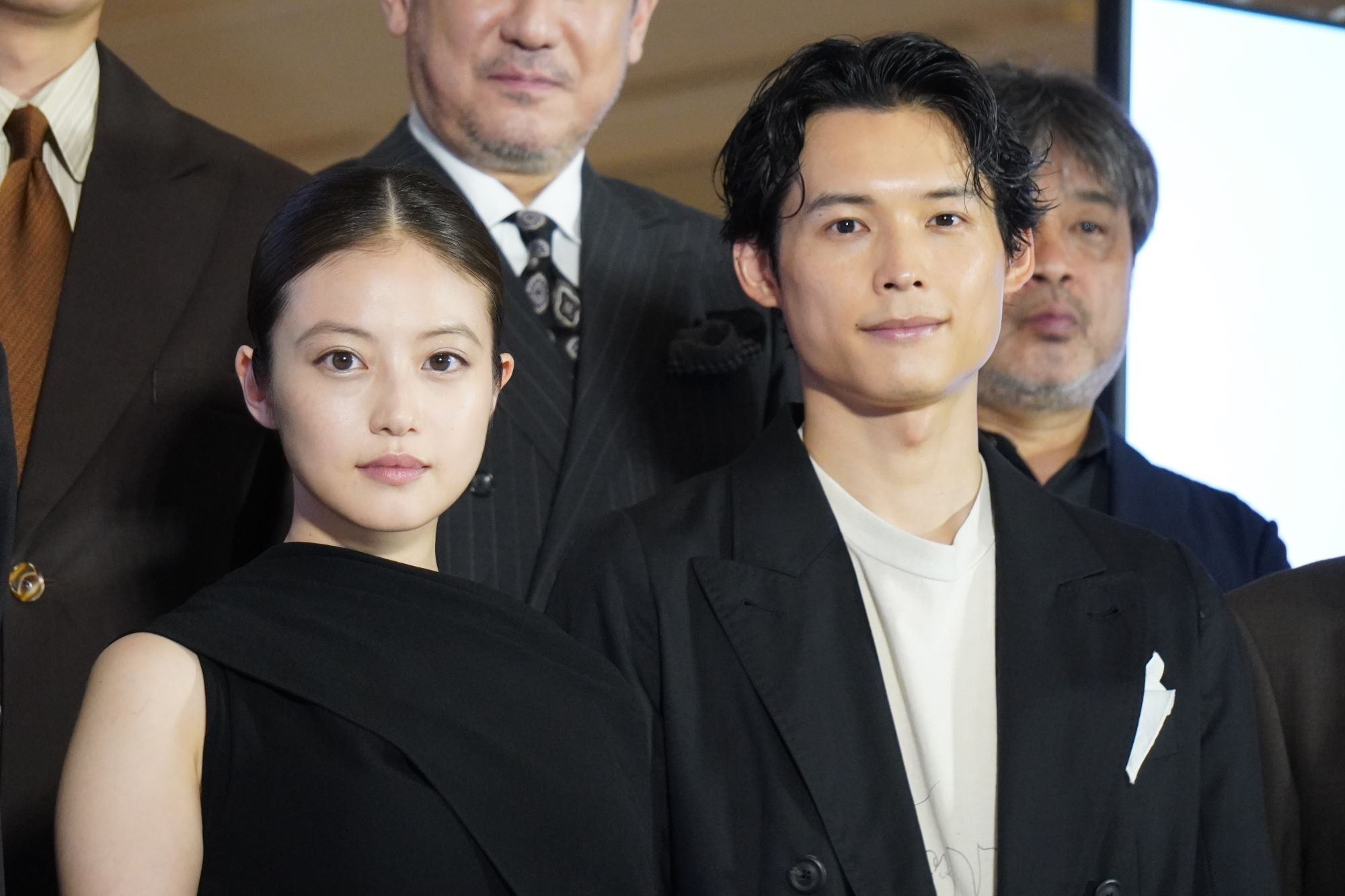 松村北斗＆今田美桜、東野圭吾さん原作「白鳥とコウモリ」完成披露試写会に出席「思いを受け取り」「大切に届けてまいりたい」と誓い