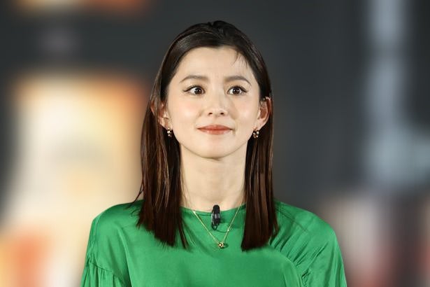 “脚線美”極まるショートパンツで爽快…朝比奈彩、リゾートムード漂う装いに「脚綺麗」「極美」称賛の声