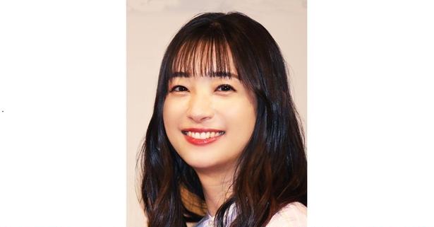 「DOZAN11さんのアパレルブランドを愛用」…足立梨花、柄カーディガンを纏った自撮りショットを公開