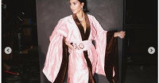 キム・カーダシアンが着物風ドレスを披露6年前に文化の盗用で批判も