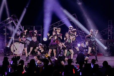 つばきファクトリー、一夜限りのバンドライブ開催卒業発表の秋山眞緒、『光のカーテン』の感動的なステージで感極まる