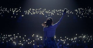 阿部真央、15周年ファイナル公演より「Somebody Else Now」のライブ映像をプレミア公開