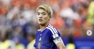 サッカー日本代表・堂安律選手、美人妻の誕生日に家族ショット公開「カメラじゃなくて娘ちゃん見てるの素敵」「幸せそう」の声