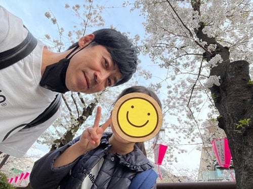  東貴博、満開の桜をバックに長女とお散歩デートショット 