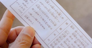 おみくじは①結ぶ、②持ち帰る、どっちが正解？その答えは…