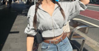 171cm“人気ABEMAアナウンサー”、ミニ丈トップス×デニムパンツ姿を披露「完璧なスタイル」「へそ出し可愛い」
