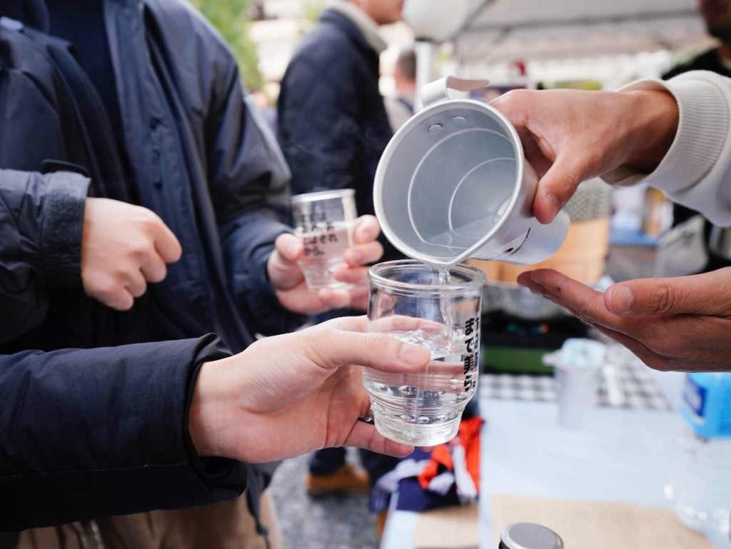 冬の屋外で「お湯割り」を楽しむ焼酎イベントを開催