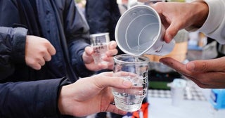 冬の屋外で「お湯割り」を楽しむ焼酎イベントを開催