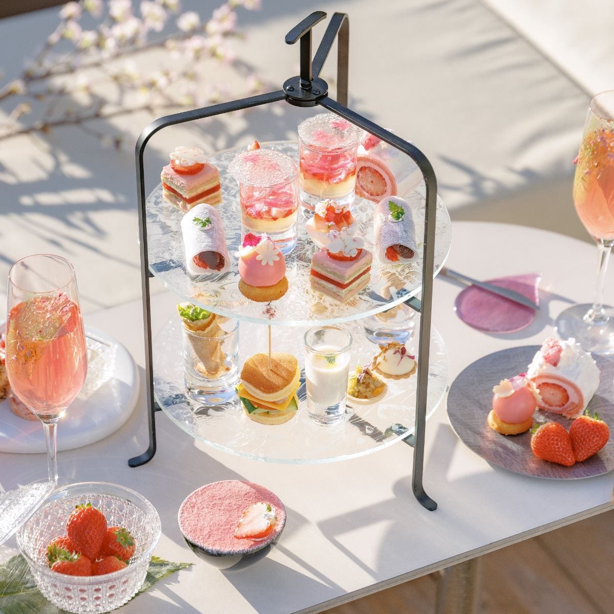 ザ・キタノホテル東京の桜×いちごアフタヌーンティー。枝垂れ桜咲くルーフトップバーで、生いちごや桜いちごスイーツを満喫
