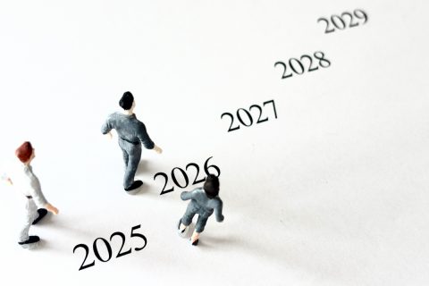アメリカでは「年収1000万円超え」!? 国内でもいわゆる「ブルーカラー」の再評価が進む背景とは？ 身近だけど意外と知らない「年収700万円超えの現場職」も紹介