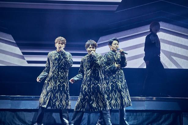 井ノ原快彦「懲りずに続けていきます」トニセンが少年隊らの名曲を歌い継ぎ、踊り継ぐツアー東京公演リポート
