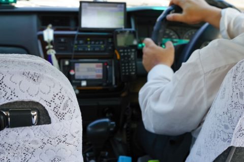 出張先で終電を逃してしまい、会社から「タクシーで帰ってきて」と指示されました。領収書を出せば全額精算してもらえるようですが、深夜割増や高速料金まで含めて請求してよいでしょうか？