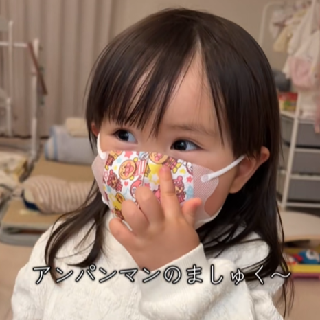 最初は拒否していたばぁばのマスクが最高のお気に入りに！ 全力アピールする女の子がかわいすぎる