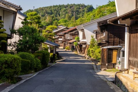 スーパーで「10円安い卵」を選んでいるのに、空き家の草刈り代に毎年「8万円」払っています。住まない家を手放すと、家計はどれくらい楽になりますか？