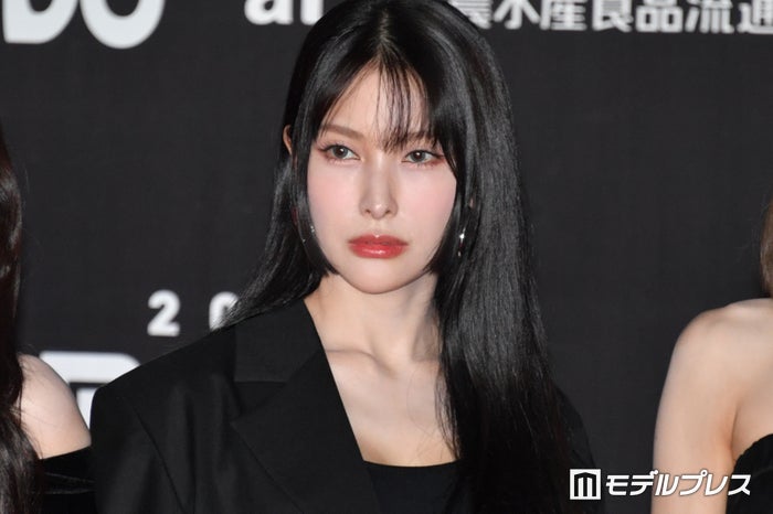 KARAギュリ、胸元ざっくり白ミニドレスで美脚全開「女神」「レベチスタイル」の声