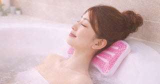 罪深い心地良さ。お風呂専用「まくら」で極上のバスタイム。夏のセルフケアグッズ2種が新発売