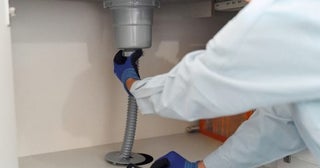 蛇口の水が完全に止まらないので修理業者に見積もりを頼んだら「5万円」と言われました。一般的にこのくらいかかるのでしょうか？