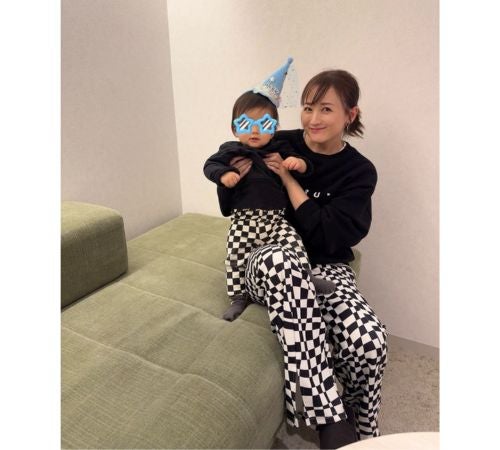  小松彩夏、１歳迎えた息子の誕生日＆黒白のお揃いコーデショット 
