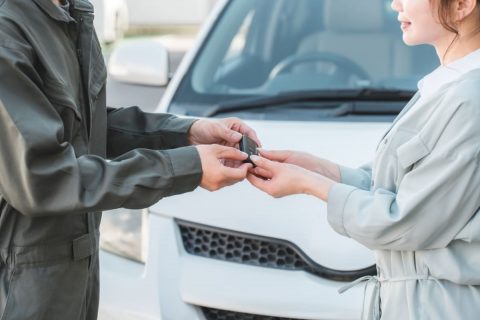 レンタカー返却が「30分」遅れただけで、1000円以上の“超過料金”を請求された！ 原因は「渋滞」なので仕方ないと思うのですが、払わないとダメでしょうか…？ 料金の仕組みも確認