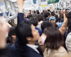 朝の通勤ラッシュで“座席争奪バトル”が勃発「おばあさんは肘でぐいぐい、OLはバッグで防御。真ん中の私は…」