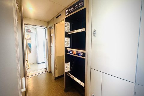 大阪旅行で「のぞみ」に乗ったら、予約した“荷物スペース”が占領されていた！ 予約なしは「1000円」かかるそうですし、勝手に移動して問題ないですよね？ 荷物スペースの使い方を確認
