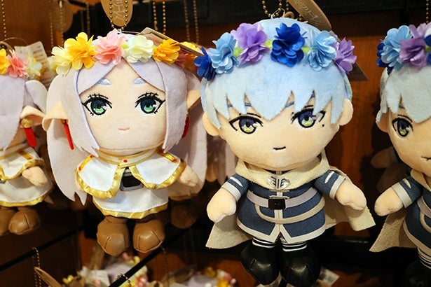 USJ『葬送のフリーレン』限定グッズをレポ！フリーレンの魔法やヒンメルの“蒼月草”も。かわいい＆エモすぎるグッズ、声優・種崎敦美＆岡本信彦のお気に入りは？
