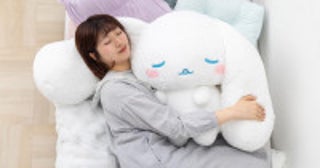 シナモロールの「大きなぬいぐるみ」登場！一緒に眠っているような気分が味わえる“すやすやサイズ”