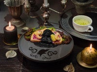 表参道で“ディズニーヴィランズ”カフェ開催へ！ヴィランズコスチュームのスティッチグッズも登場