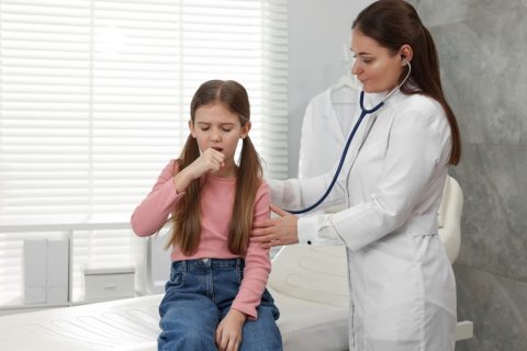 子どもが発熱したので近くの大病院に行こうとしたら、夫に「紹介状がないと高くつく」と止められました。緊急ではない場合、やはり最初から受診すると損になるのでしょうか？