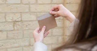 自治体の“物価高対策”で「5人分5万円・バニラvisaギフトカード」が届いた！ でも「残高300円で500円の商品購入」の場合“現金・クレカ”と併用不可!? 使い切るのが難しい理由