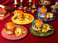 赤坂「ハリー・ポッター カフェ」に新メニュー！4つの寮をモチーフにした「ホグワーツ バーガー」など展開へ