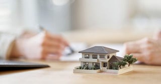 友人に貸していた戸建て物件を売却したら「300万円」の利益が出ました。控除で非課税になりますよね？