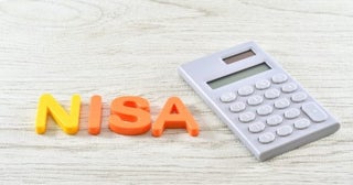 夫が55歳で急逝。生前NISAで「月10万円」運用して「合計1000万円以上」になっていますが、妻の私が「非課税口座を相続」することはできますか？“生前の含み益”は非課税でしょうか？